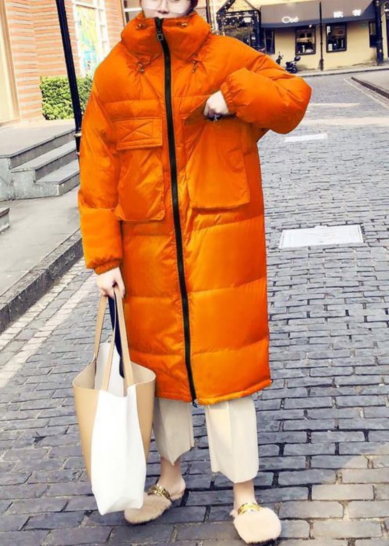 Lässiger Orangefarbener Daunenmantel Für Den Winter. Locker Sitzende Winterjacke Mit Stehkragen Und Tailliertem Qualitätsmantel