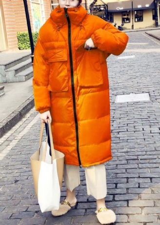 Lässiger Orangefarbener Daunenmantel Für Den Winter. Locker Sitzende Winterjacke Mit Stehkragen Und Tailliertem Qualitätsmantel