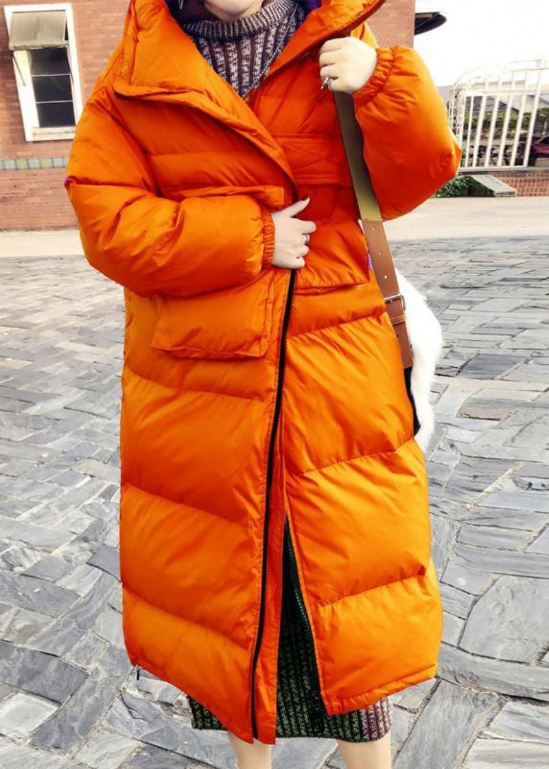 Lässiger Orangefarbener Daunenmantel Für Den Winter. Locker Sitzende Winterjacke Mit Stehkragen Und Tailliertem Qualitätsmantel - weiß