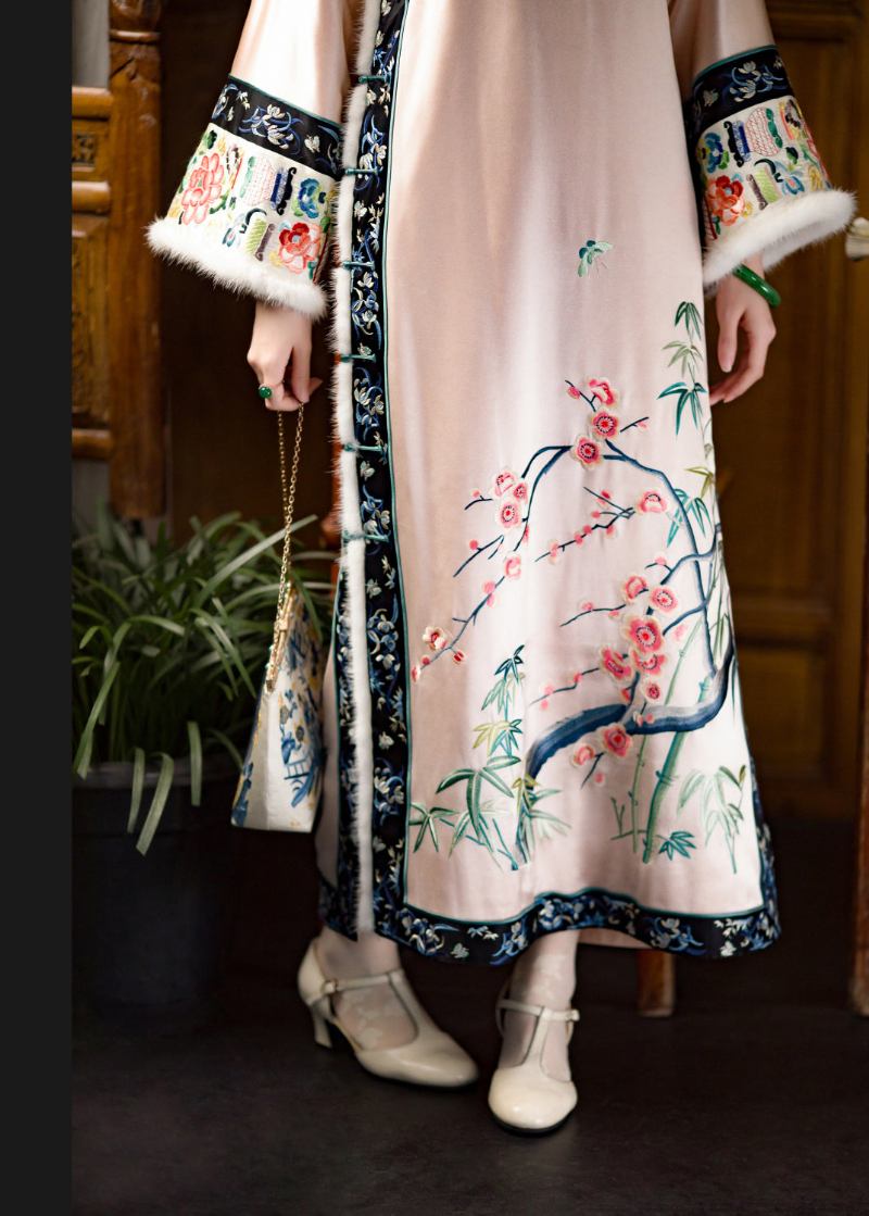 Niedliches Langärmliges Cheongsam Aus Dicker Seide Mit Rundhalsausschnitt Und Blumenstickerei - Damen-Daunenjacken