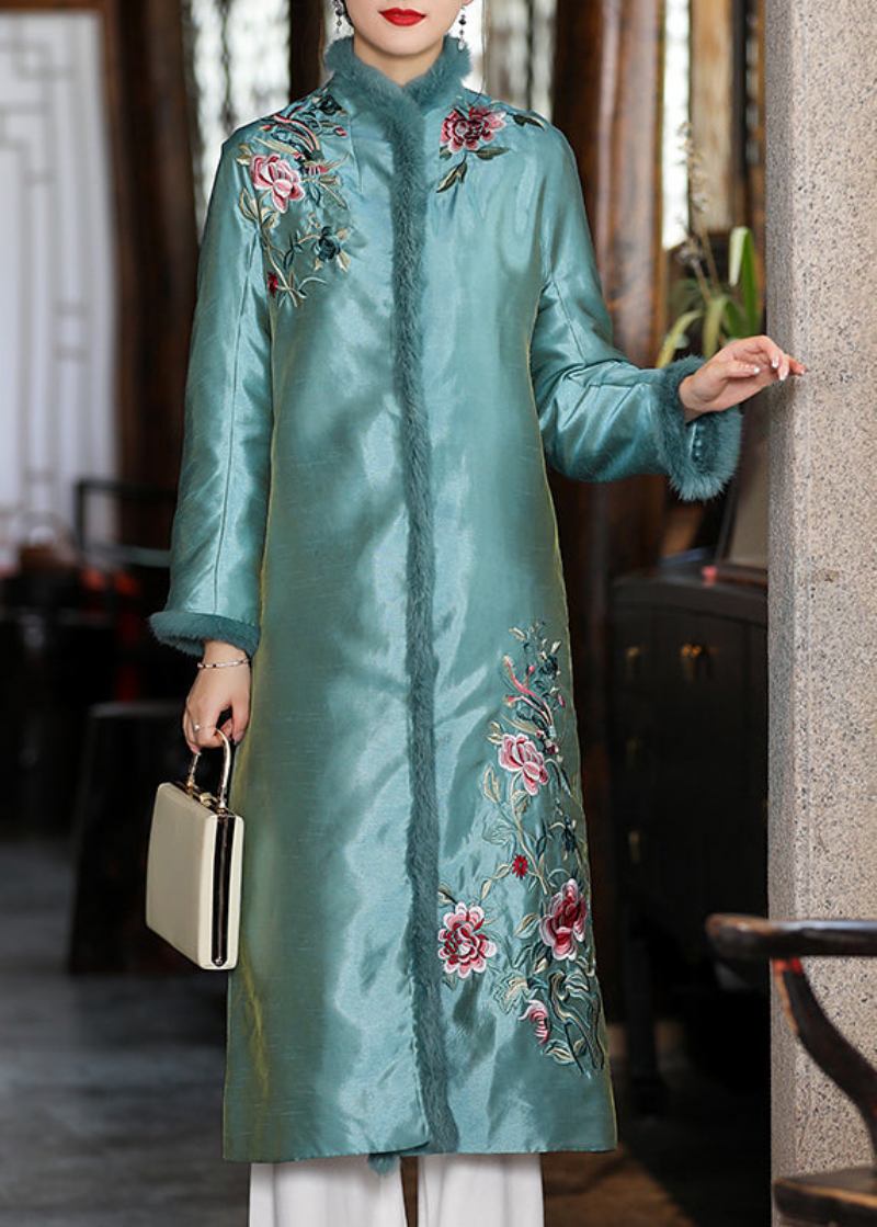 Stilvolles Langärmliges Cheongsam Aus Dickem Satin Mit Blumenstickerei Und Apricotfarbenem Kunstpelzkragen - Aprikose