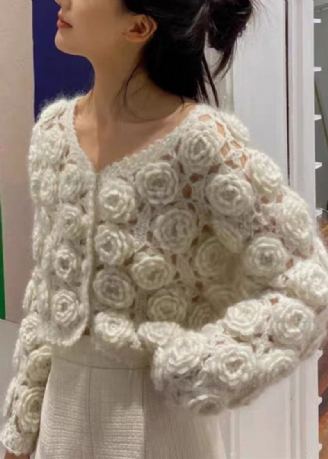 Blumenbeige Ausgehöhlte Baumwollstrickmäntel Mit Knöpfen Frühling