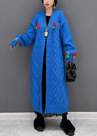 Elegante Blaue Strickjacke Mit V-ausschnitt Und Blumenknöpfen Im Herbst