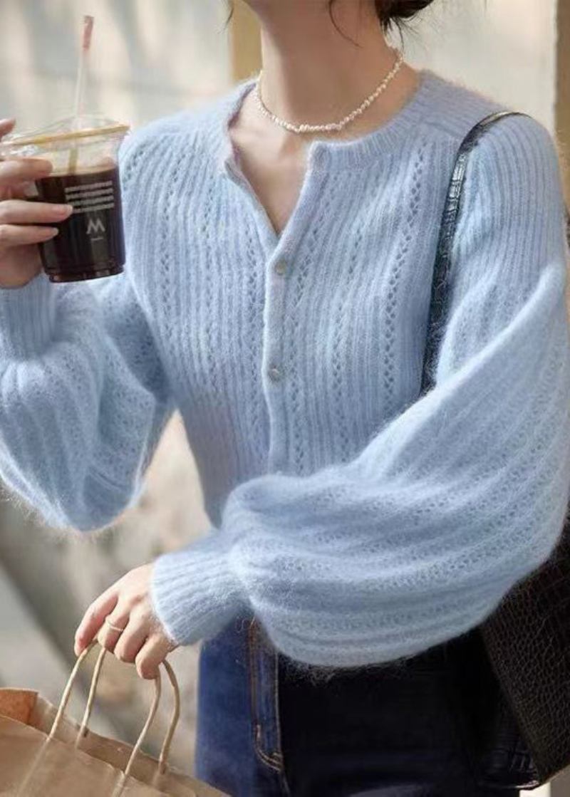 Eleganter Blauer Ma Hai Mao-pullover Mit Knopfmuster Und Laternenärmeln