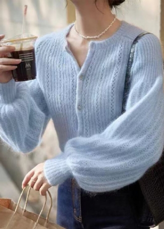 Eleganter Blauer Ma Hai Mao-pullover Mit Knopfmuster Und Laternenärmeln