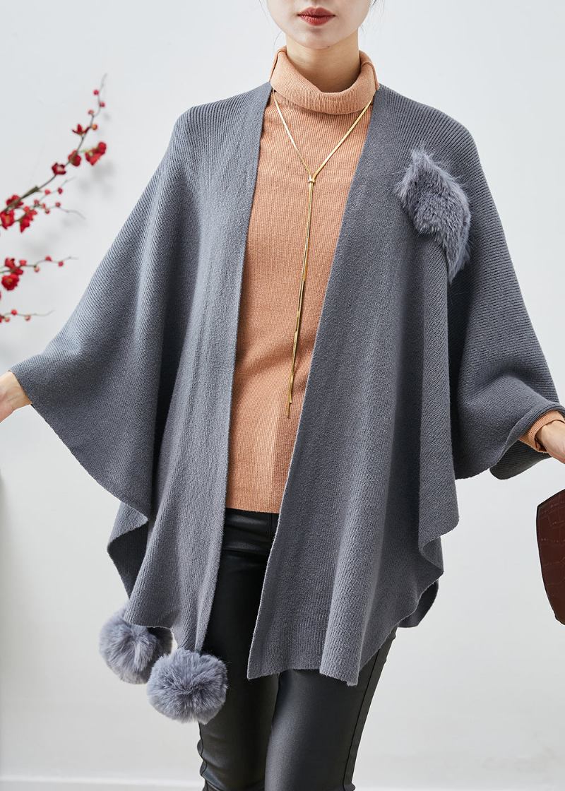 Grauer Übergroßer Strickcardigan Mit Flauschigen Ballen Und Verzierten Ärmeln In Übergröße Herbst - Damen-Cardigans