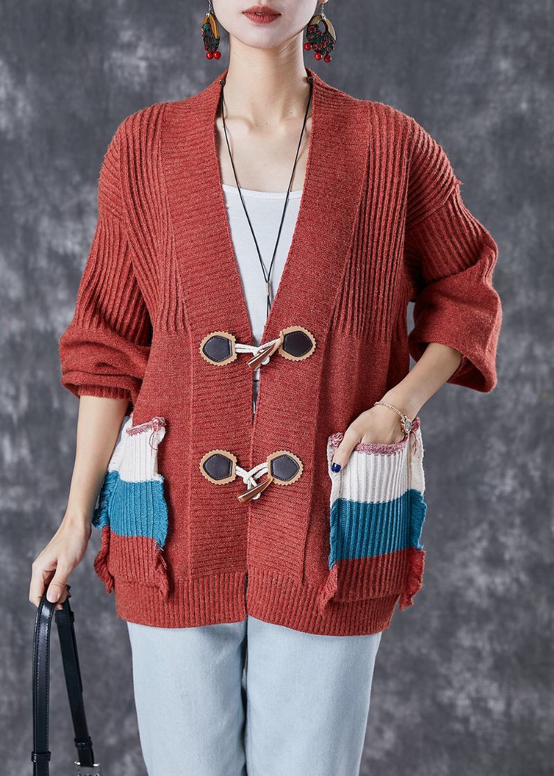 Modische Rote Strickjacke Mit Übergroßen Patchworktaschen Für Den Herbst