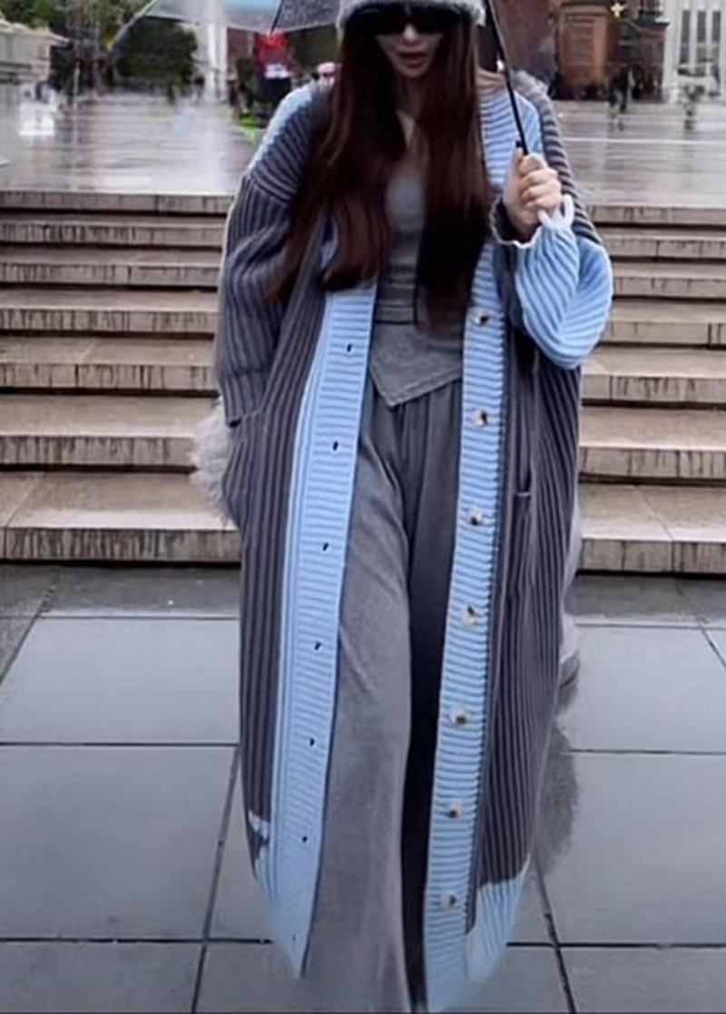 Schön Grau-blauer V-ausschnitt-strickmantel Mit Knopfleiste Und Taschen Für Den Herbst - Damen-Cardigans