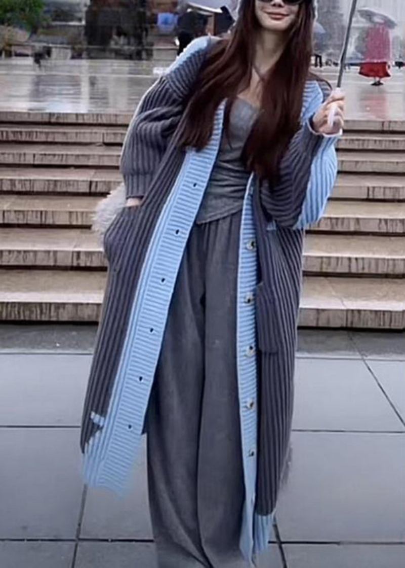 Schön Grau-blauer V-ausschnitt-strickmantel Mit Knopfleiste Und Taschen Für Den Herbst - Damen-Cardigans