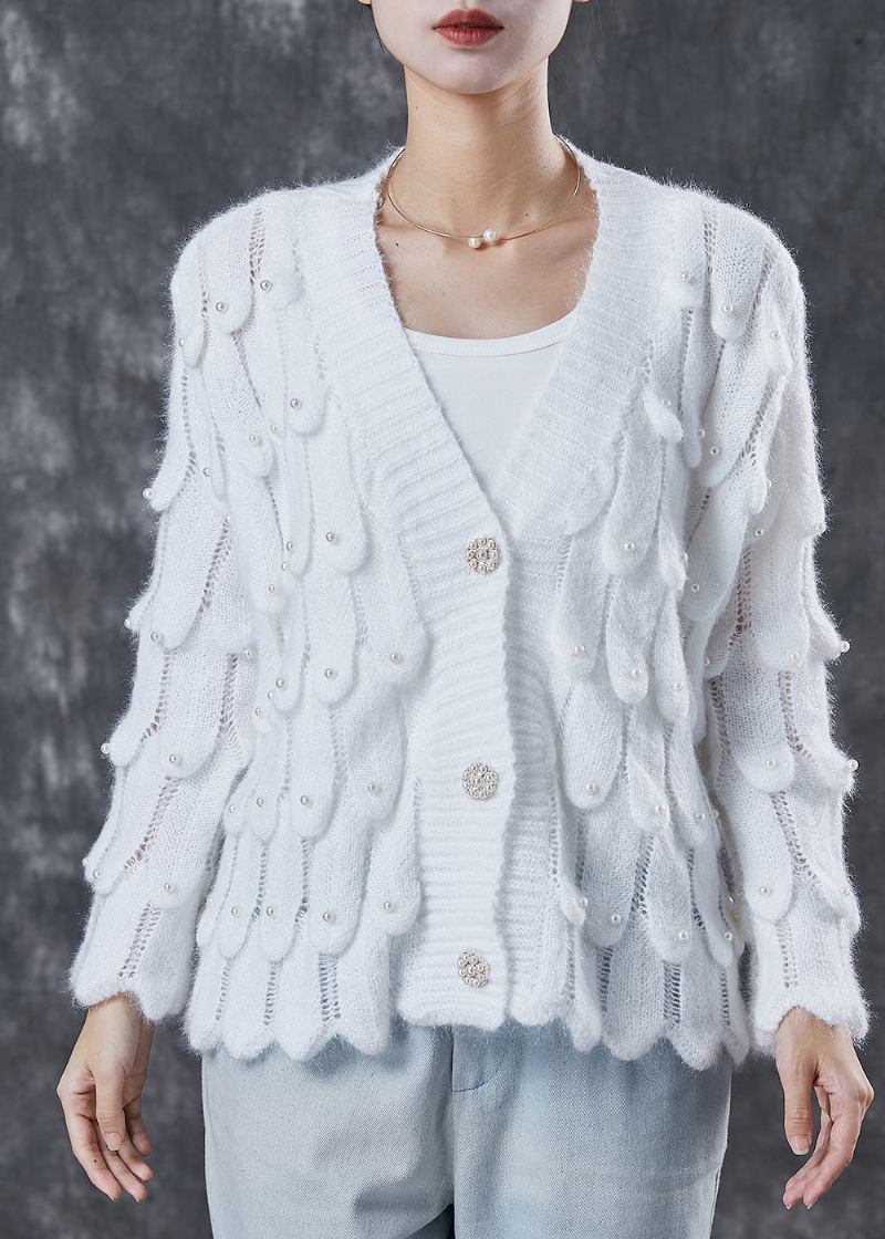 Weißer Gemütlicher Strickcardigan Mit V-ausschnitt Und Nagelperlen Frühling