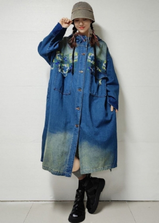 Blauer Denim-trenchcoat Mit Knopftaschen Und Stickereien Für Lange Ärmel