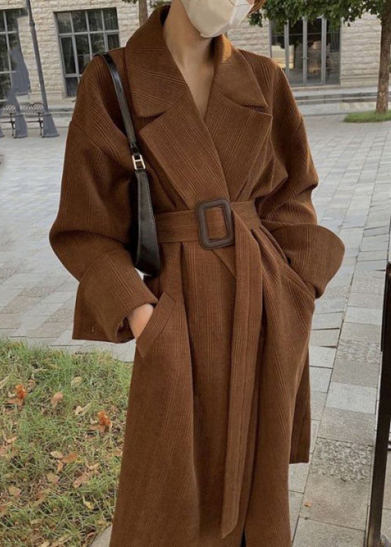 Brauner Trenchcoat Mit Gekerbten Taschen Und Schärpen In Übergröße Frühling