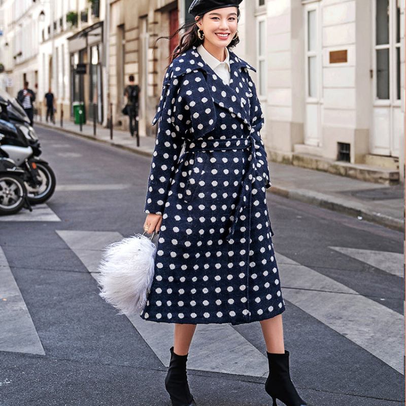 Feiner Marineblauer Gepunkteter Mantel Übergröße Trenchcoat Mit Taillenbund Wolljacken - Damen-Trenchcoats