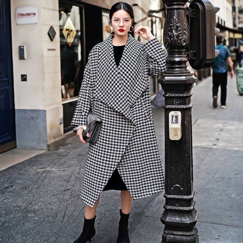 Feiner Schwarz-weiß Karierter Wintermantel Mit Übergroßen Taschen Und Langem Mantel. Trenchcoat Mit Kerbmuster - Damen-Trenchcoats