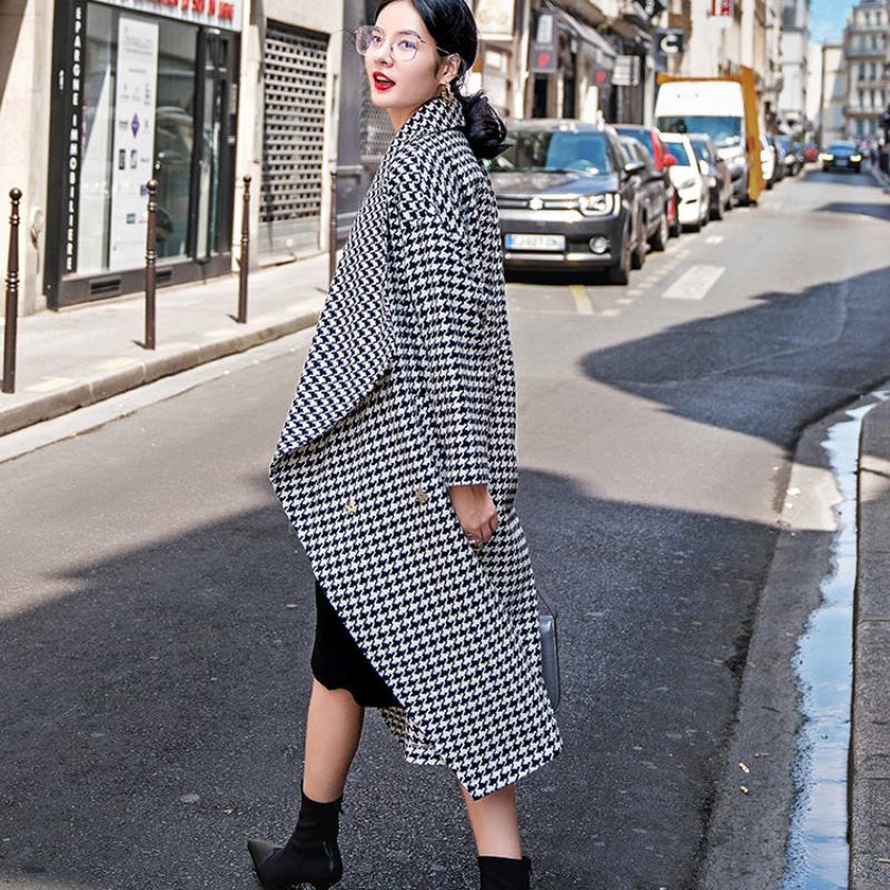 Feiner Schwarz-weiß Karierter Wintermantel Mit Übergroßen Taschen Und Langem Mantel. Trenchcoat Mit Kerbmuster - Damen-Trenchcoats