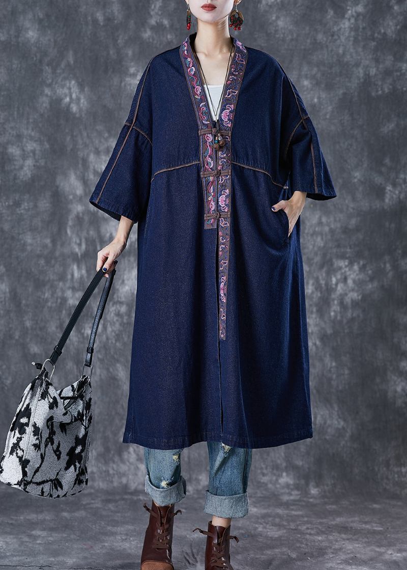 Plus Size Marineblauer Bestickter Denim-trenchcoat Mit Chinesischen Knöpfen