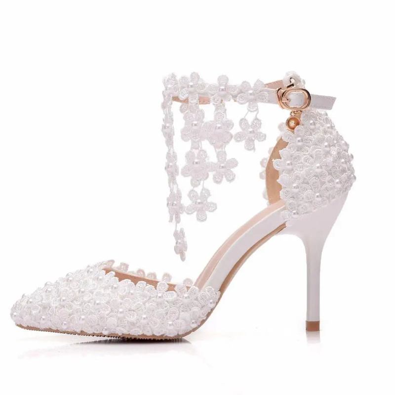 Crystal Queen Strass Spitze Zehenpartie Damen High Heels Blumenspitze Knöchelriemen Sandalen Perlendekoration Party Hochzeitsschuhe - Weiß