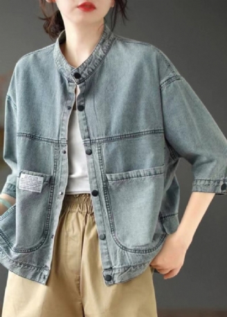 Einfache Denimblaue Patchworkjacke Mit Stehkragen Und Knopftaschen Frühling