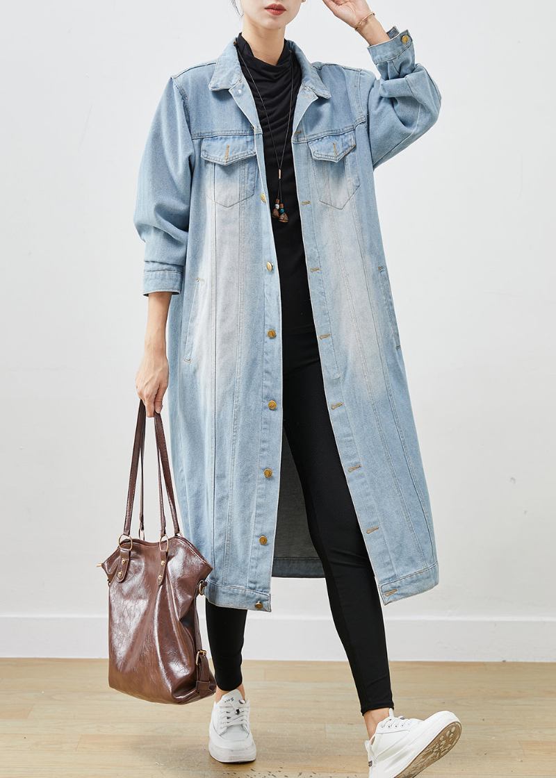 Hellblauer Denim-trenchcoat Mit Knopfleiste Für Den Frühling