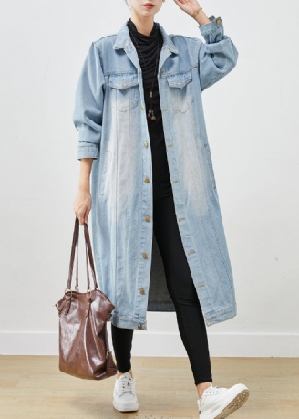 Hellblauer Denim-trenchcoat Mit Knopfleiste Für Den Frühling