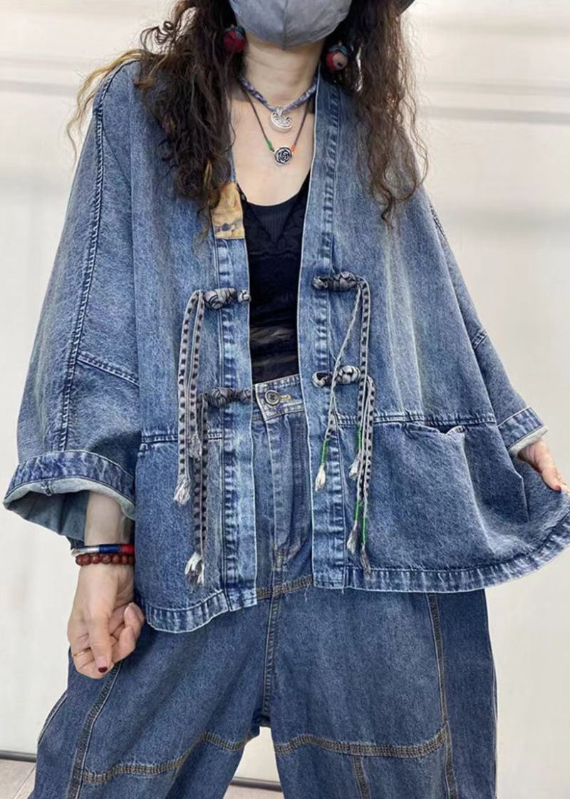 Lockerer Blauer Patchwork-jeansmantel Mit V-ausschnitt Und Langen Ärmeln Mit Knopf