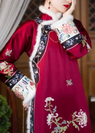 Vintage-cheongsam Aus Seide Mit Rotem Kunstpelzkragen Besticktem Knopf Seitlich Offen Langärmlig